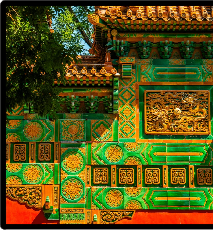 Richly coloured temple decoration displayed on the Kuycon P32T, wide colour gamut